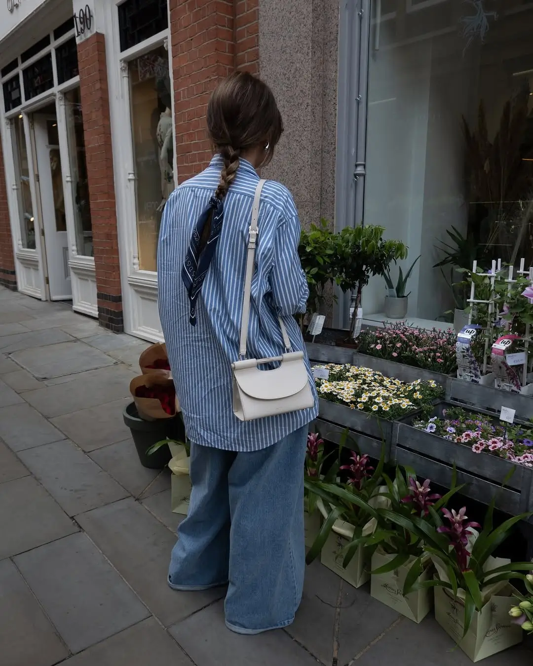 every day summer outfits 2026 Striped shirt and wide jeans for casual street style