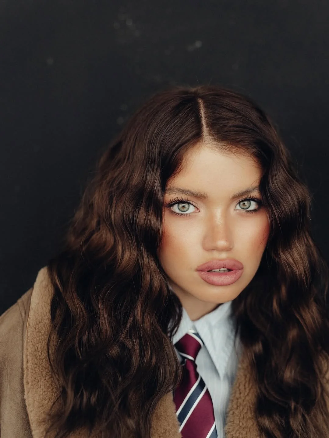 flattering summer haircut for round face 2026 Classic center-part waves that quietly contour the face