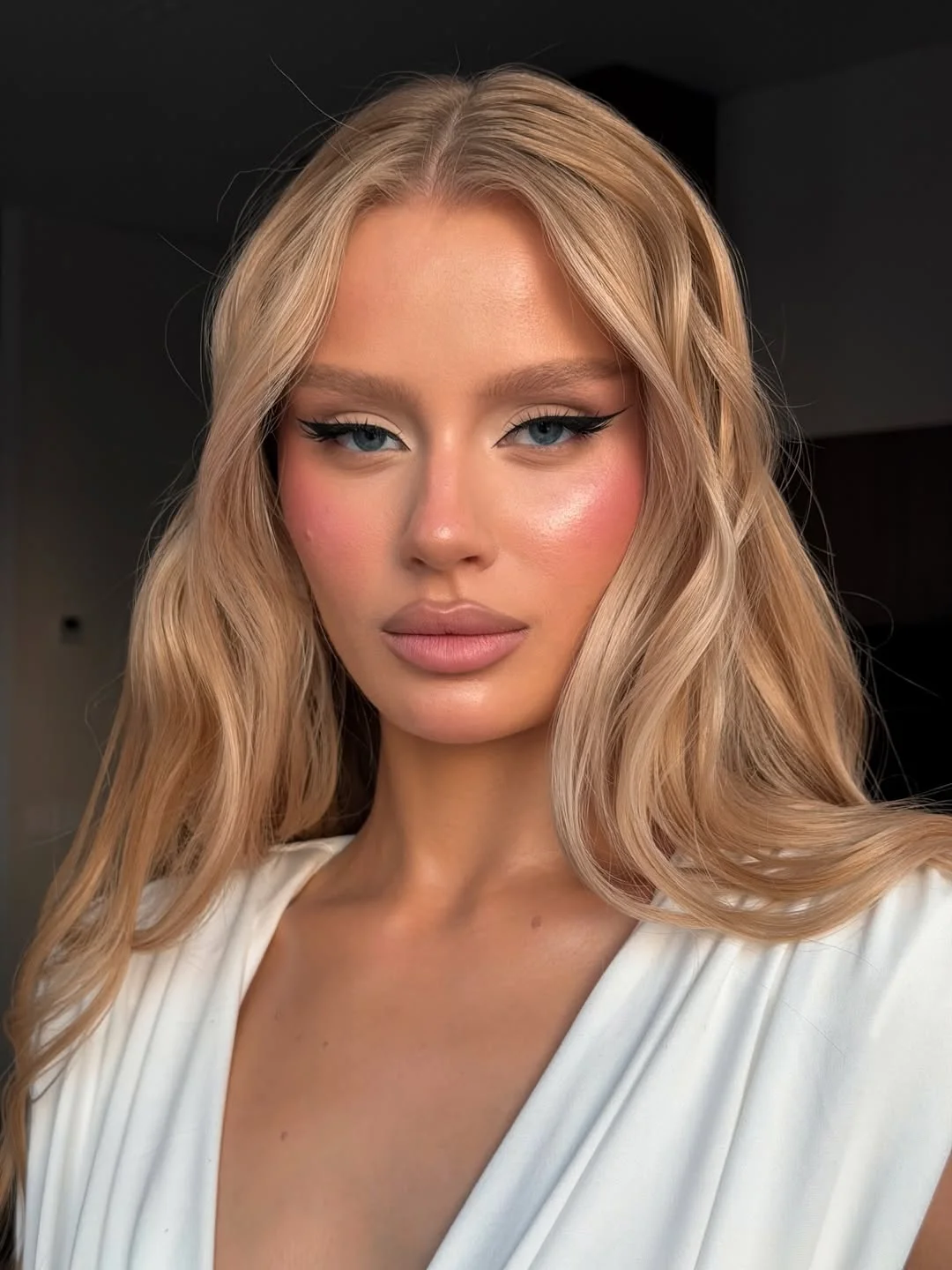 flattering summer haircut for round face 2026 Soft vintage waves with a modern round-face twist