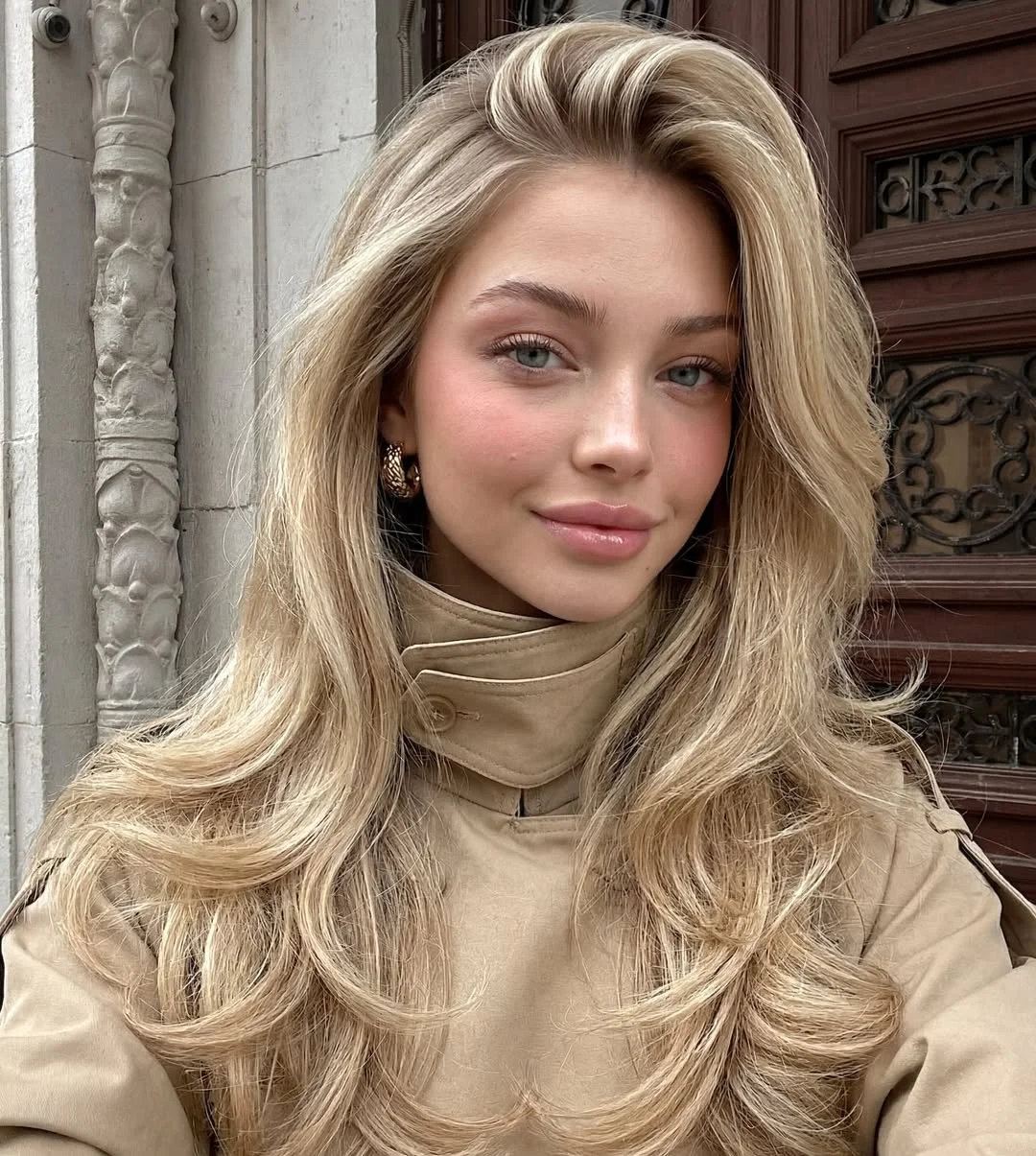 flattering summer haircut for round face 2026 Airy blonde layers that open up the face softly