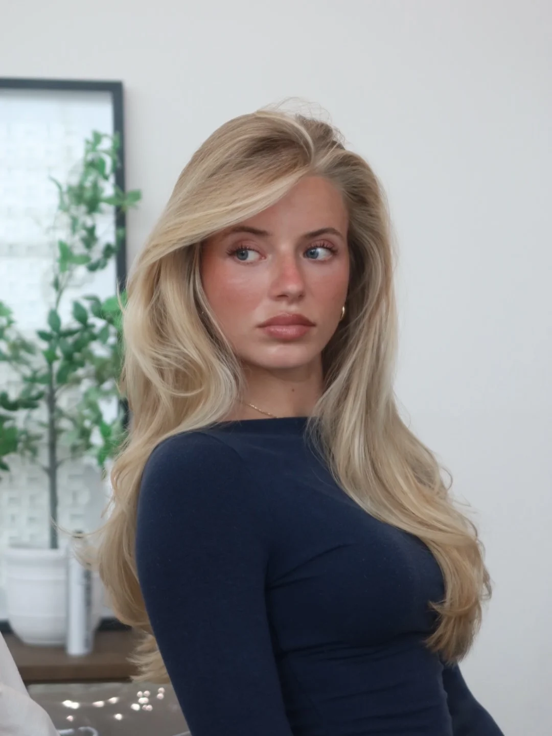 flattering summer haircut for round face 2026 Soft volume mid length that feels effortless but structured