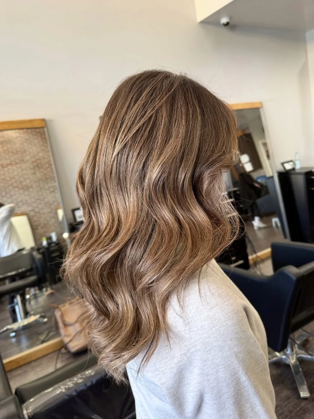 flattering summer haircuts for plus size women 2026 Soft Mid Length Waves with Natural Dimension