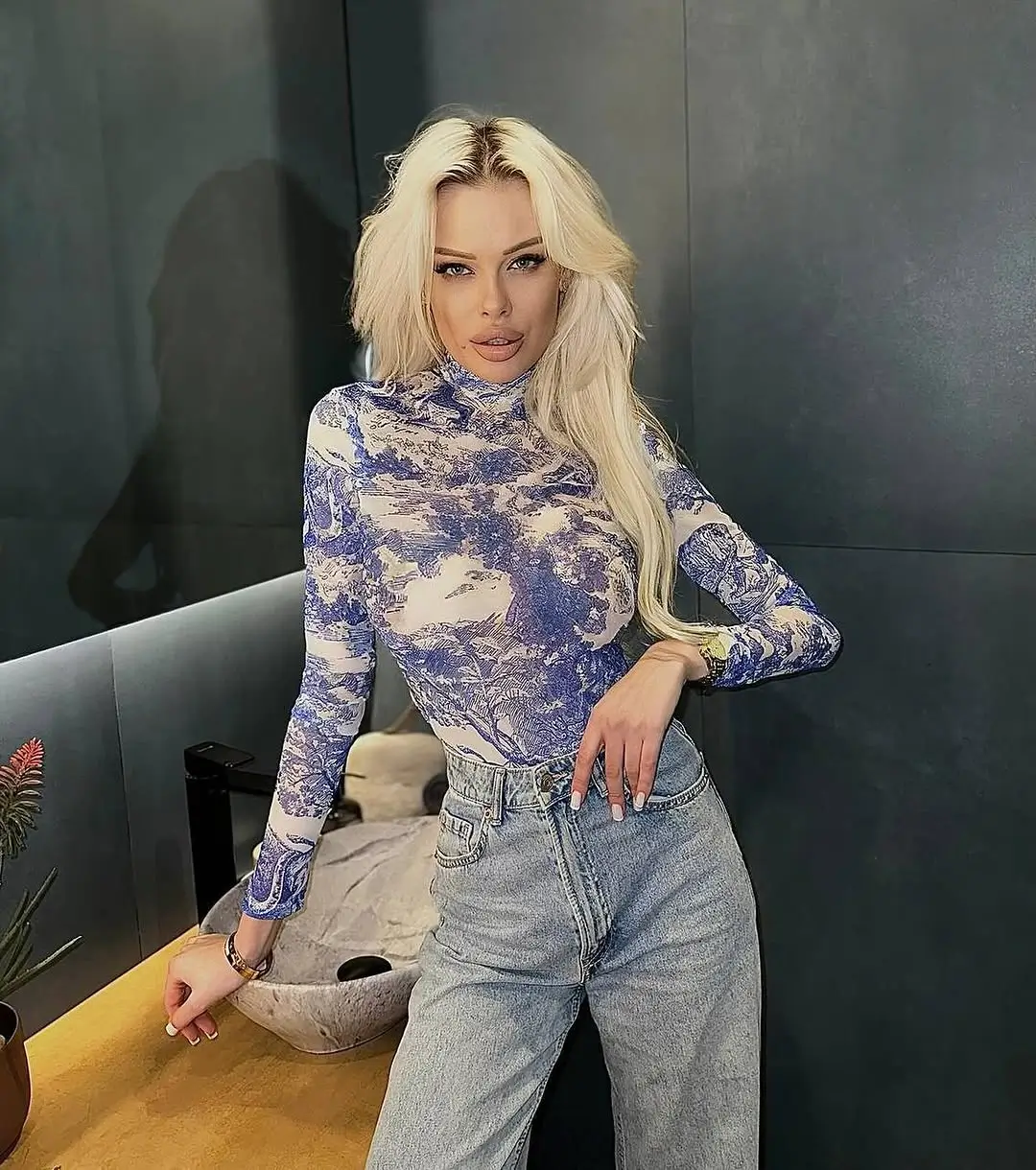 summer bodysuit outfits 2026 Cool-Toned Printed Bodysuit and High-Waist Denim