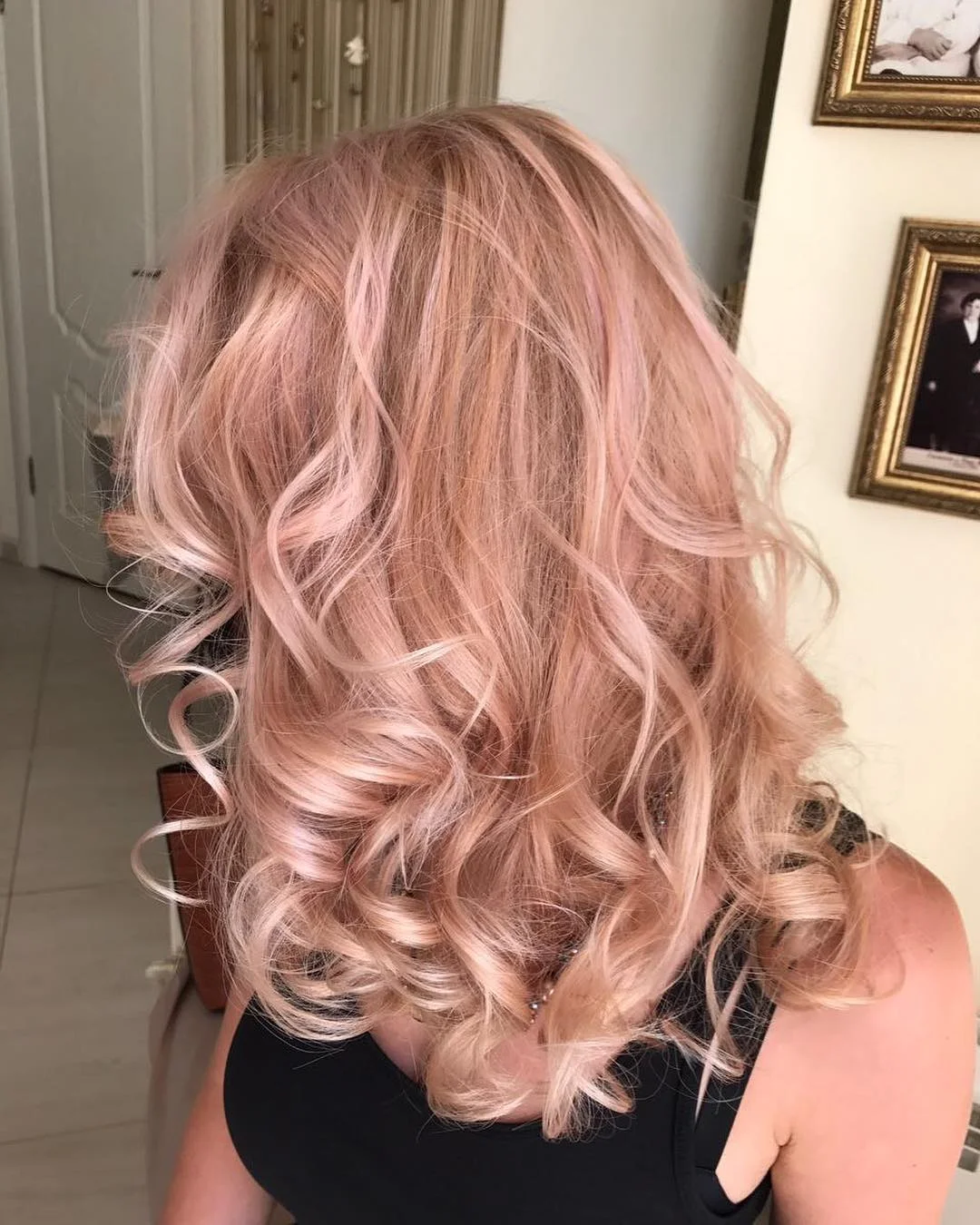 summer strawberry blonde hair color for women 2026 Soft Rose Gold Waves That Feel Like Late Afternoon Light