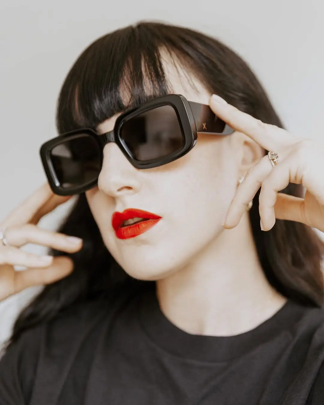 summer sunglasses for women 2026 Bold contrast with statement lips