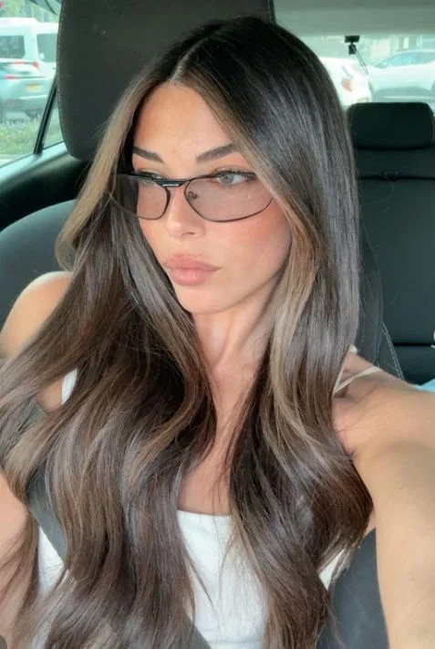 trendy summer haircut 2026 Soft Contoured Layers with Face-Framing Light