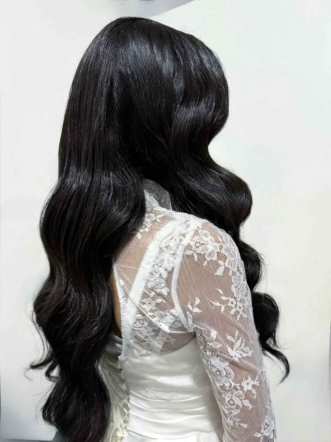 beachy summer wavy hairstyle 2026 Deep Glossy Waves with Minimal Structure