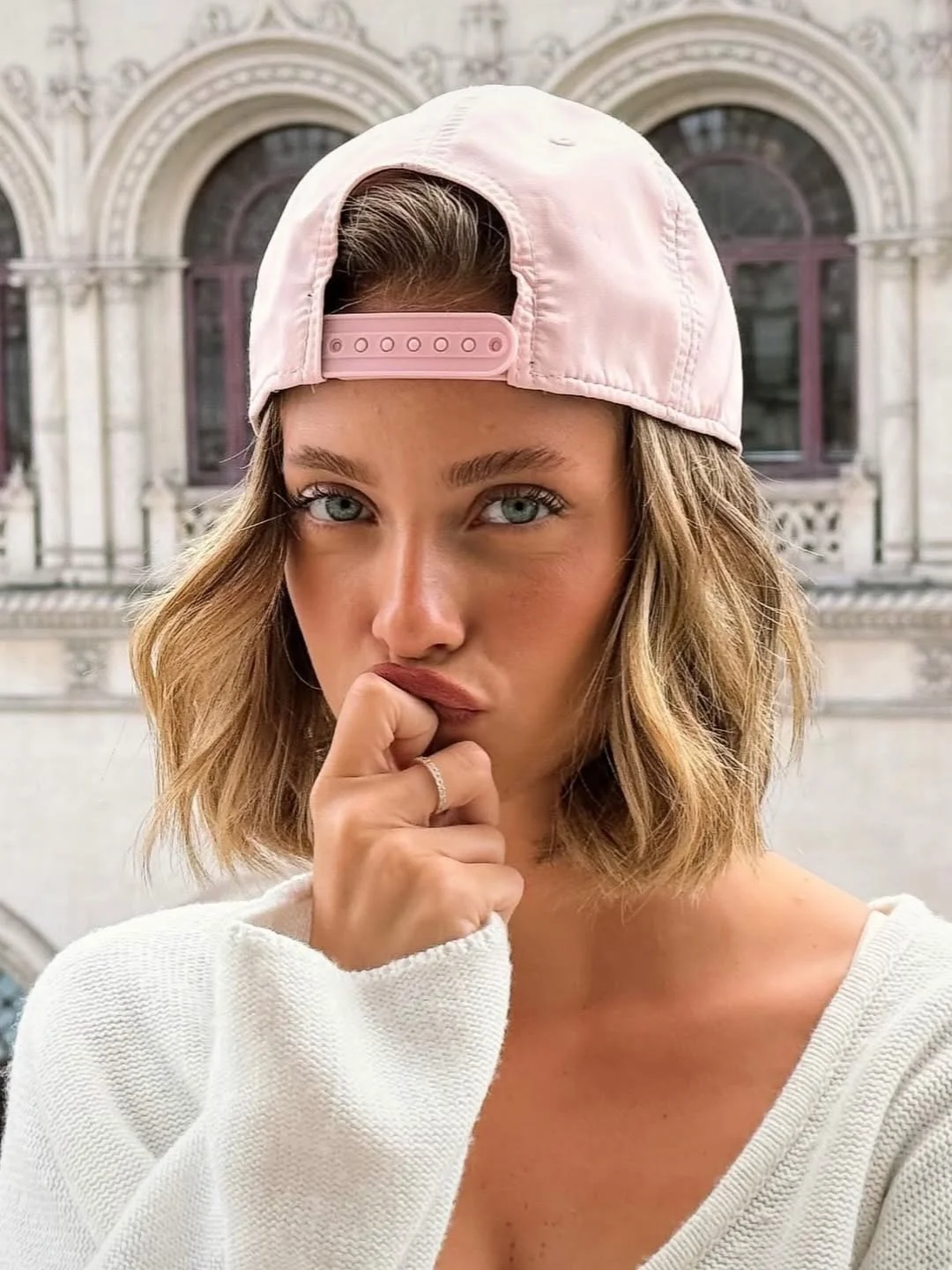 beachy summer wavy hairstyle 2026 Playful Short Waves with Sporty Summer Energy