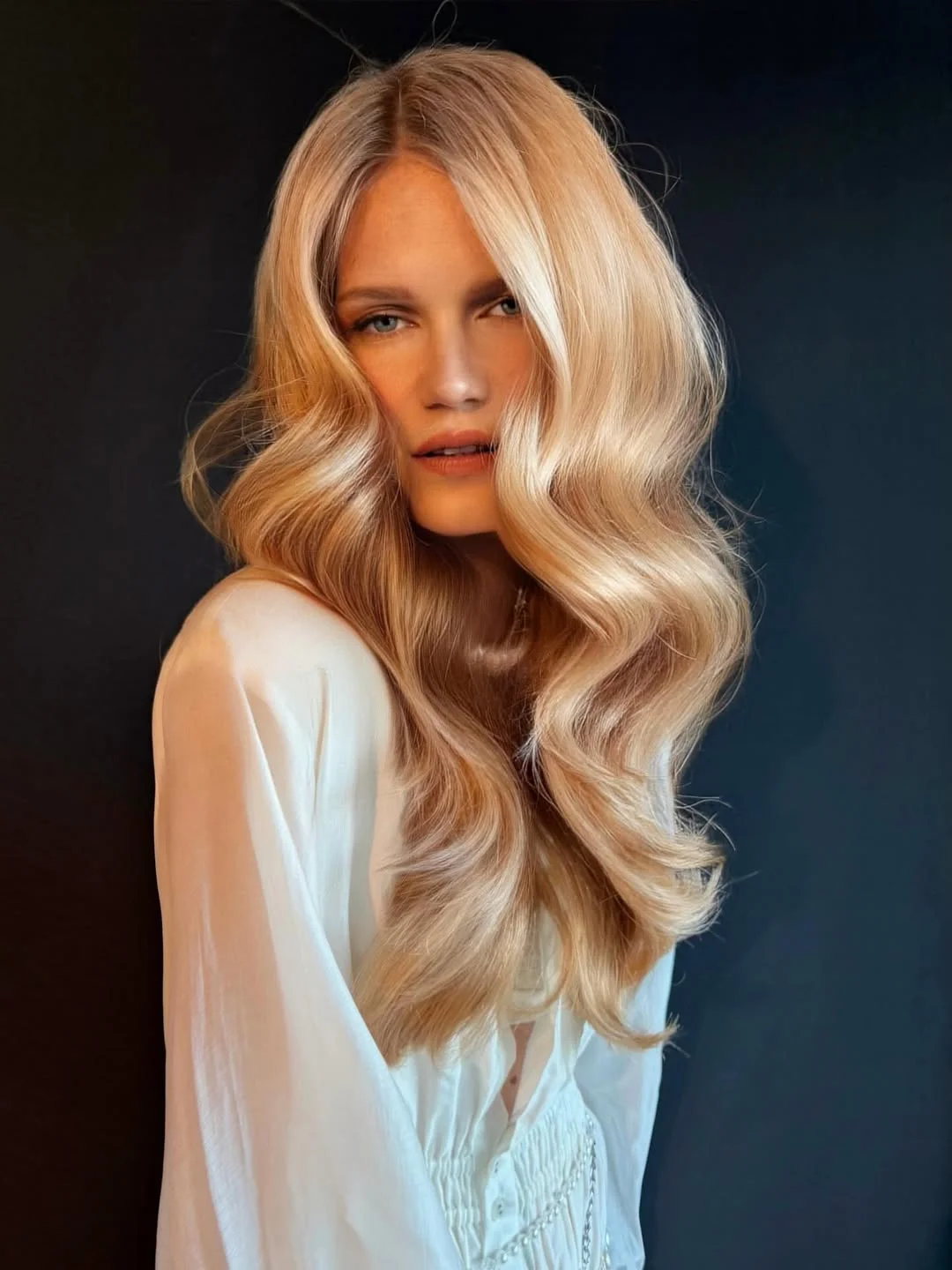 beachy summer wavy hairstyle 2026 Glossy Blonde Lengths with Soft Summer Movement