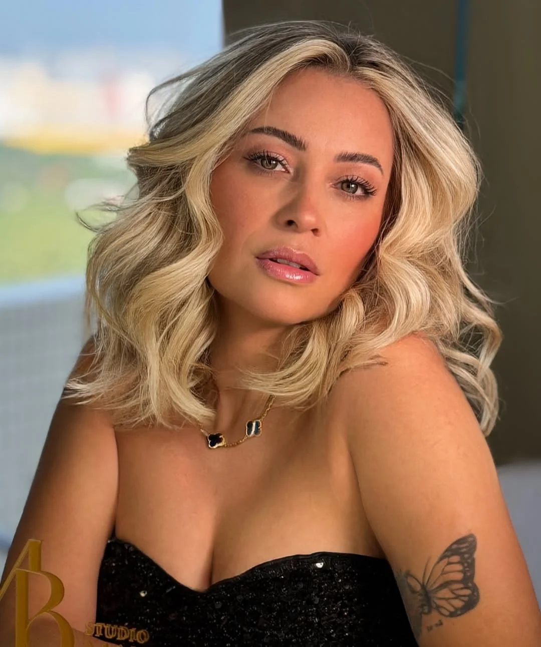 beachy summer wavy hairstyle 2026 Soft Shoulder Length Waves with Modern Glam