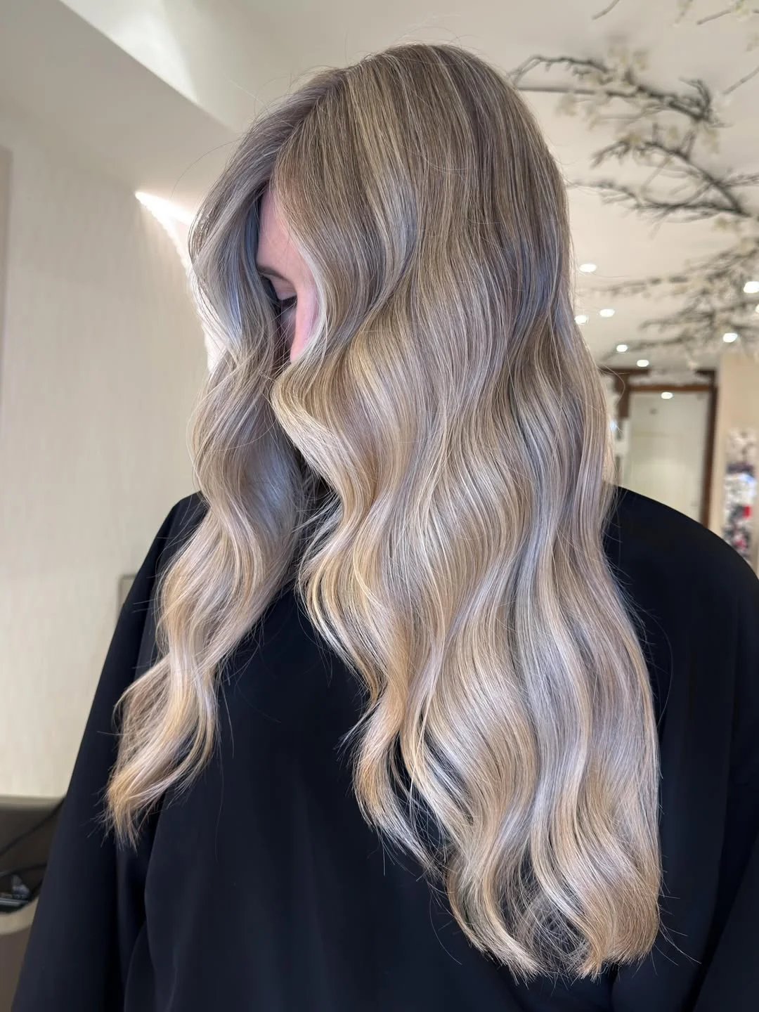 beachy summer wavy hairstyle 2026 Cool Toned Blonde Waves with Soft Definition