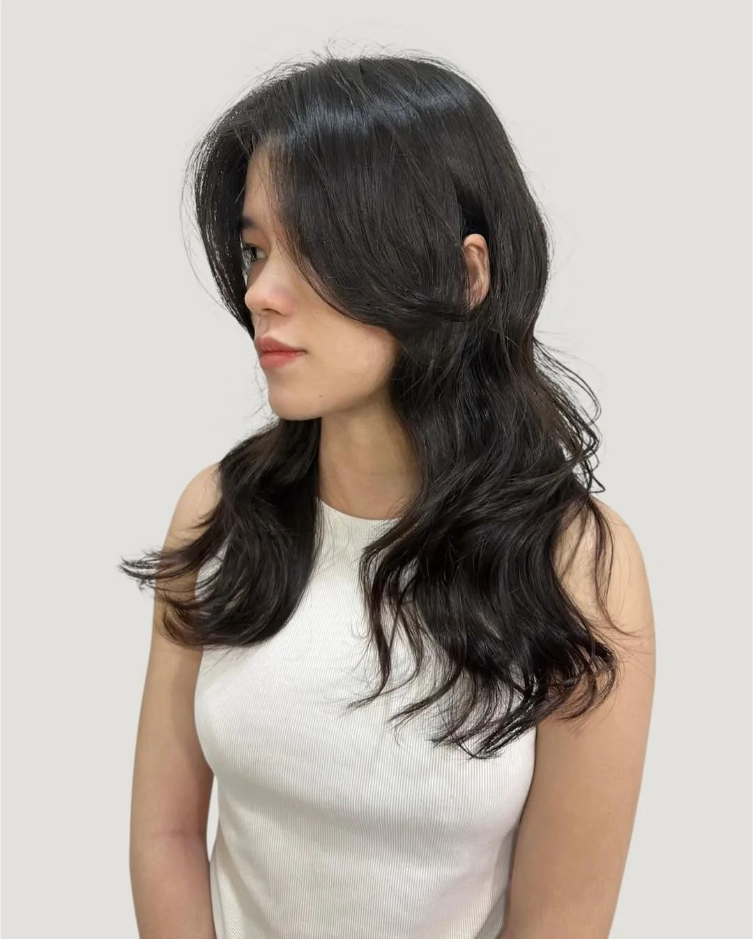 beachy summer wavy hairstyle 2026 Soft Layered Medium Waves with Natural Flow