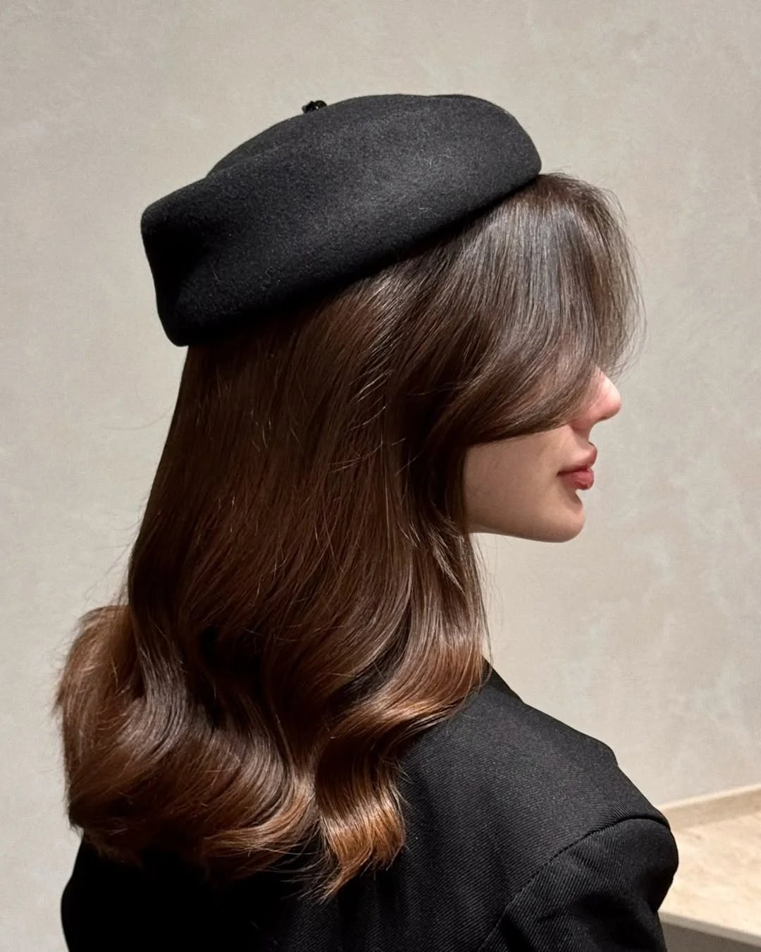 effortless summer quick hairstyles 2026 Soft Waves With Beret Mood