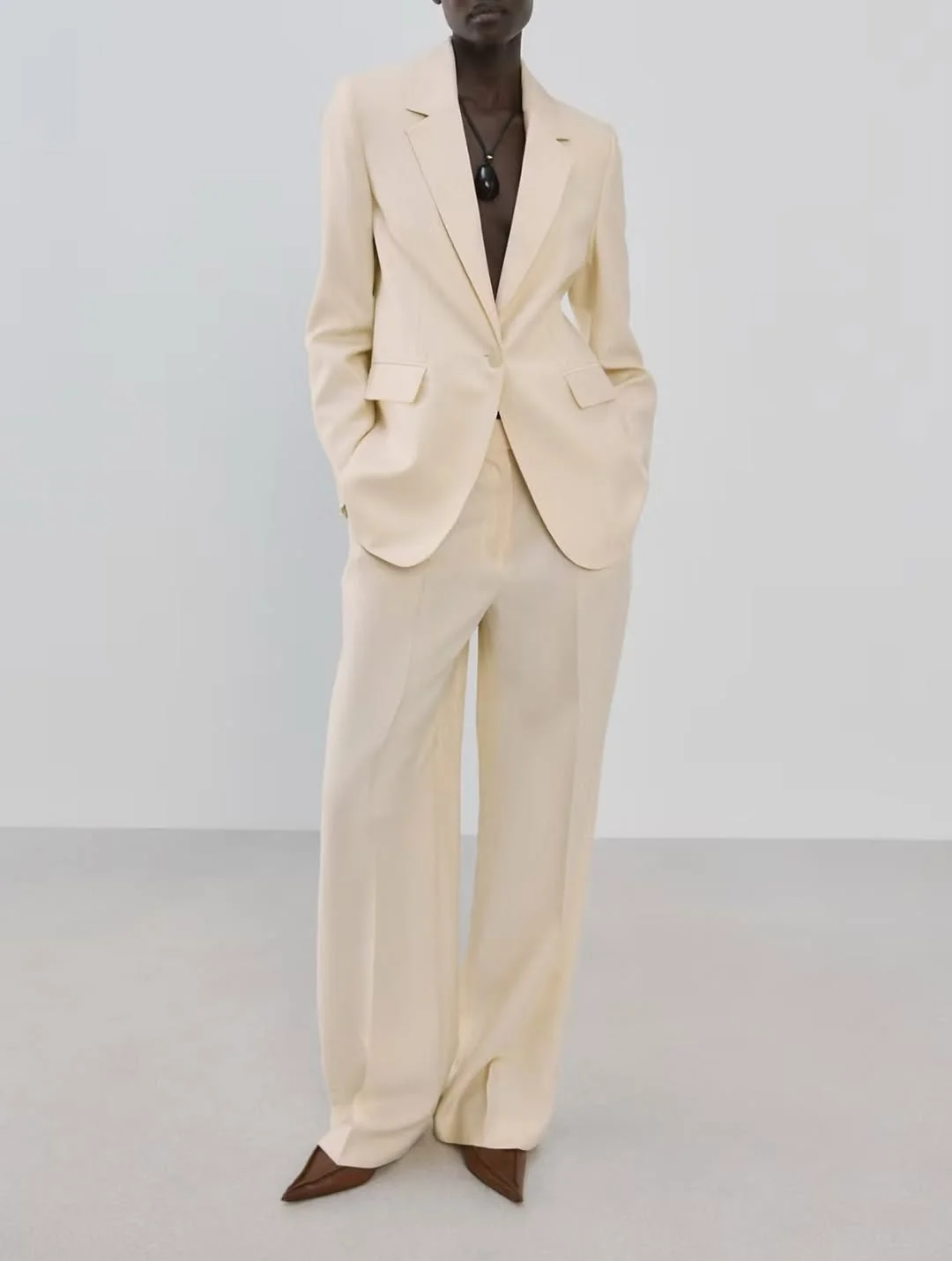 June Outfits Ideas 2026 Cream Tailored Suits for Powerful Minimalist Dressing
