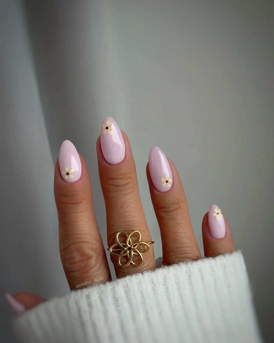 light summer nails 2026 Soft Lavender Daisy Nails For A Clean Summer Look