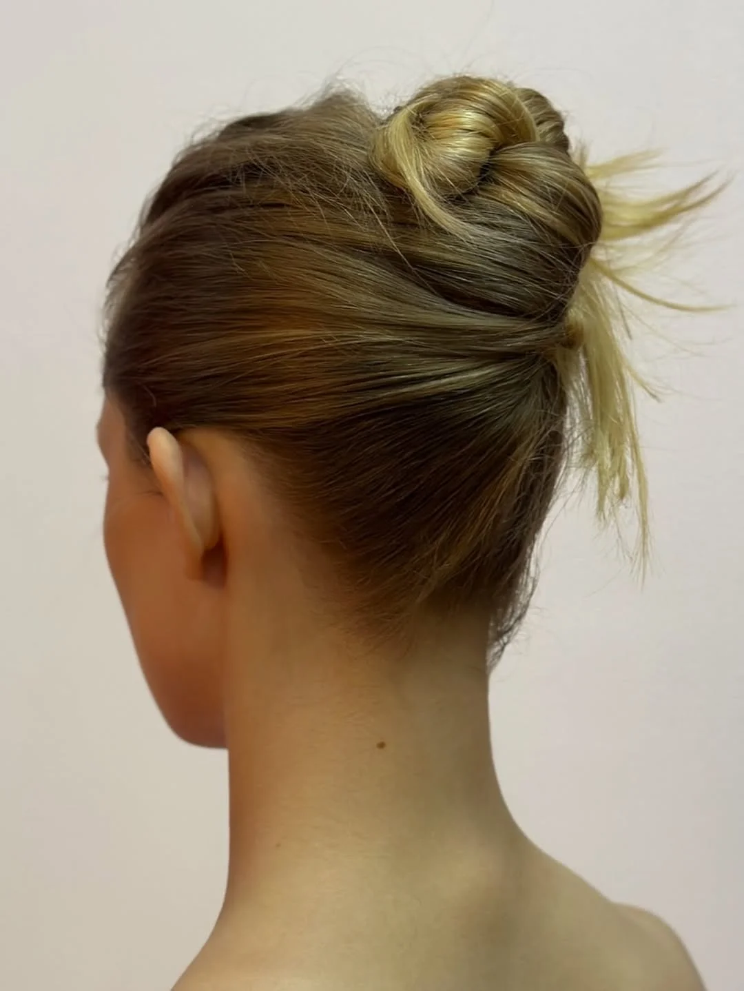 quick summer 5-minute hairstyles 2026 Relaxed Model-Off-Duty Top Knot