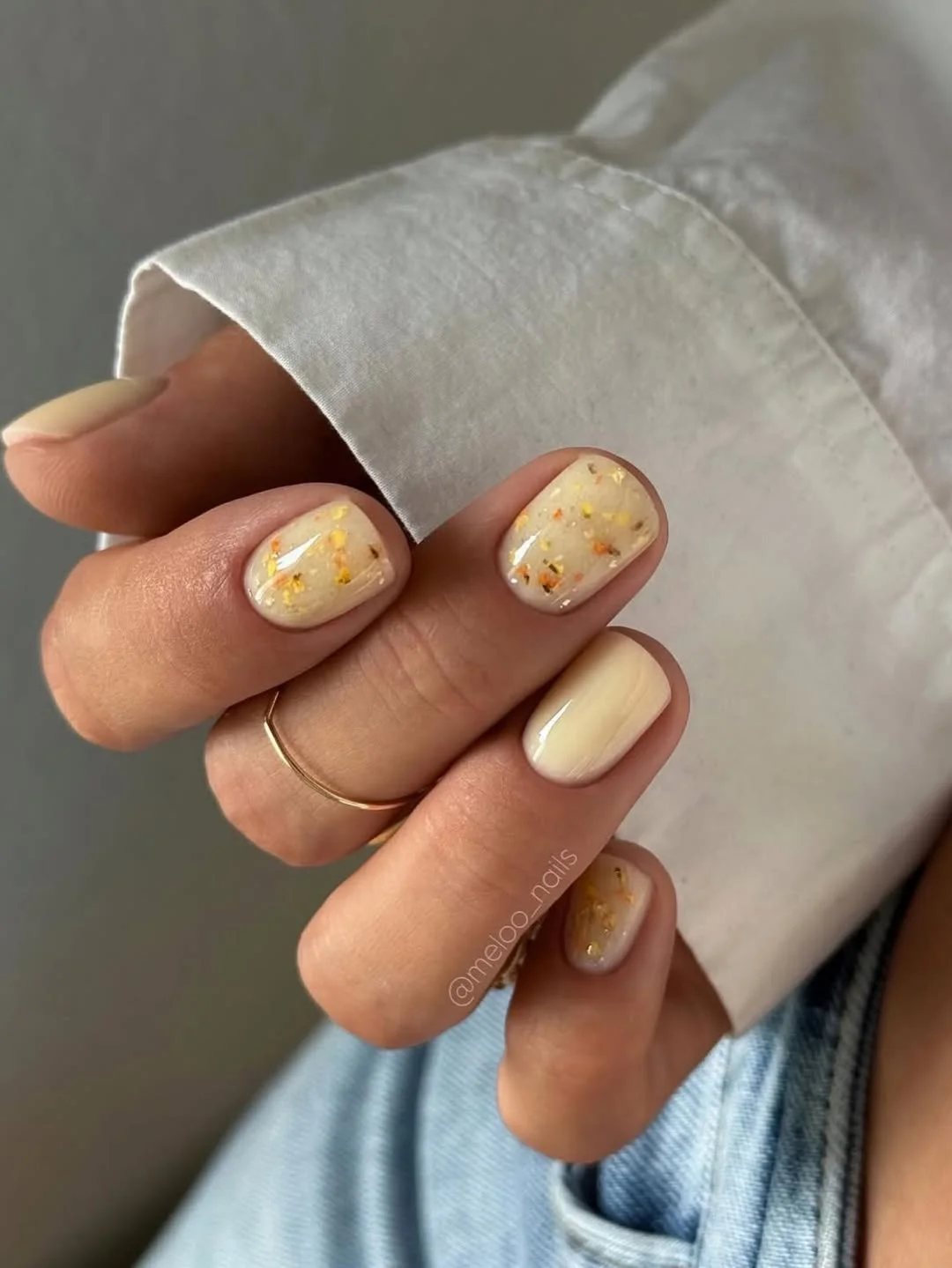 short gel nails summer 2026 Soft Vanilla Speckled Nails