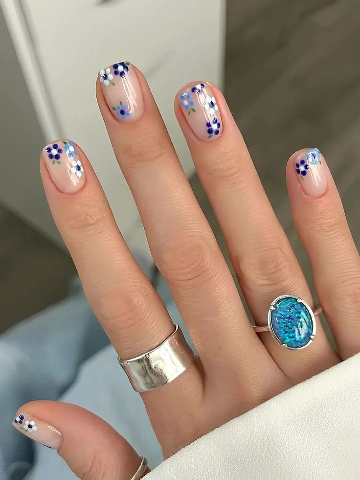short summer nails 2026 Blue Daisy Minimal Nails