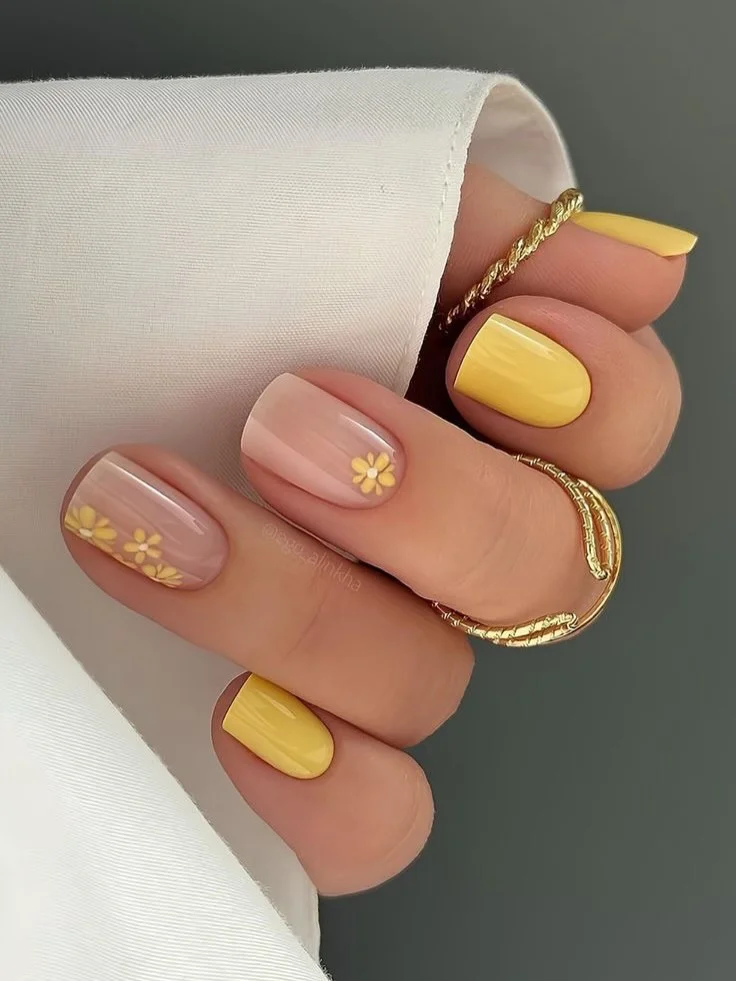 short summer nails 2026 Sunny Daisy Nails for a Cute Beach Summer Mood