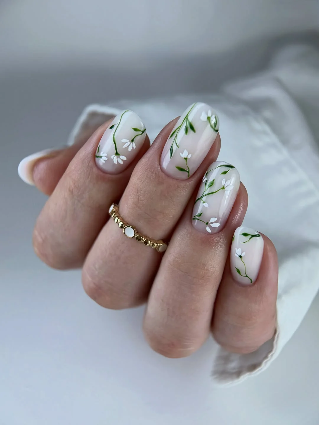 summer flower nails 2026 Minimal White Floral Nails