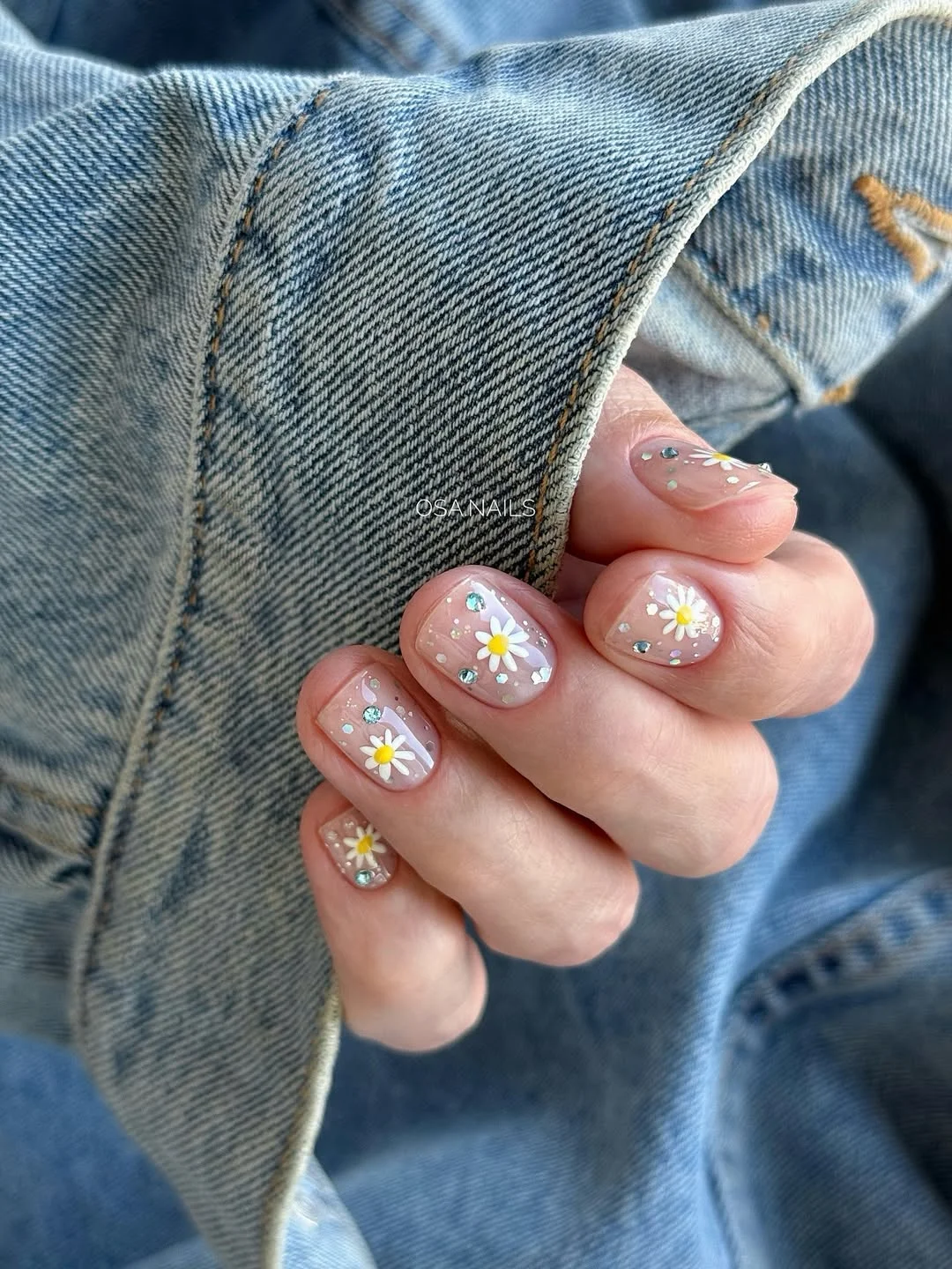 summer gel nails 2026 Daisy Gel Nails With Soft Crystal Details