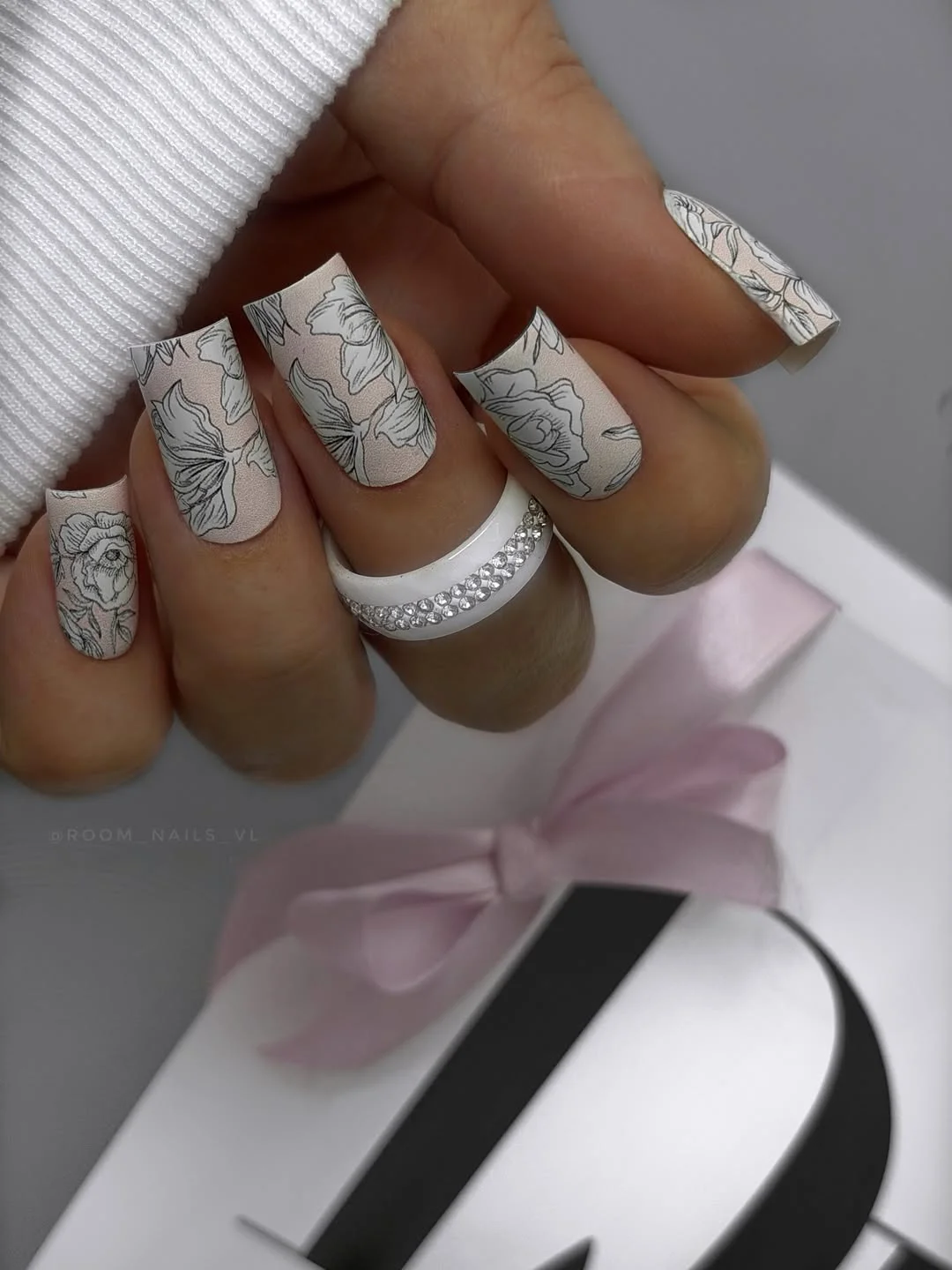 summer gel nails 2026 Minimal Floral Line Art Nails