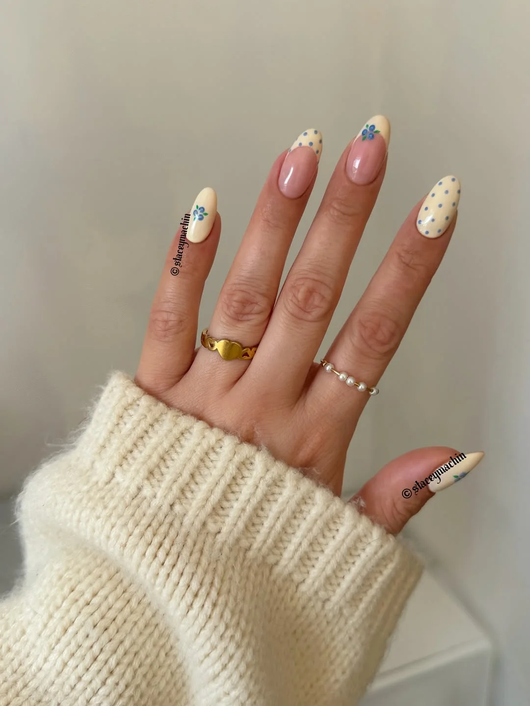 summer yellow nails 2026 Minimal Daisy Dot Nails In Soft Vanilla Yellow