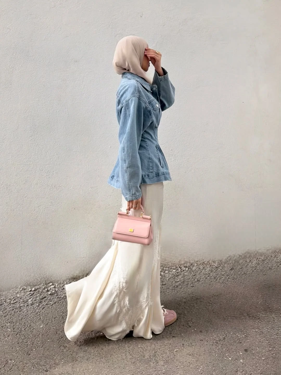 fall skirt and sneakers outfits 2026 Long White Skirt with Light Denim Style