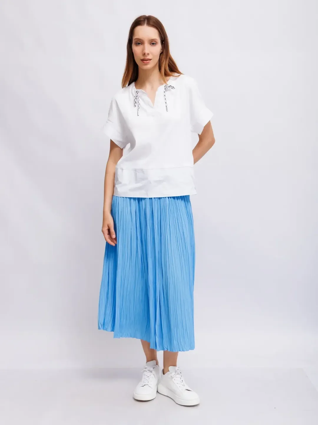 fall skirt and sneakers outfits 2026 Blue Pleated Midi Skirt With Classic White Sneakers
