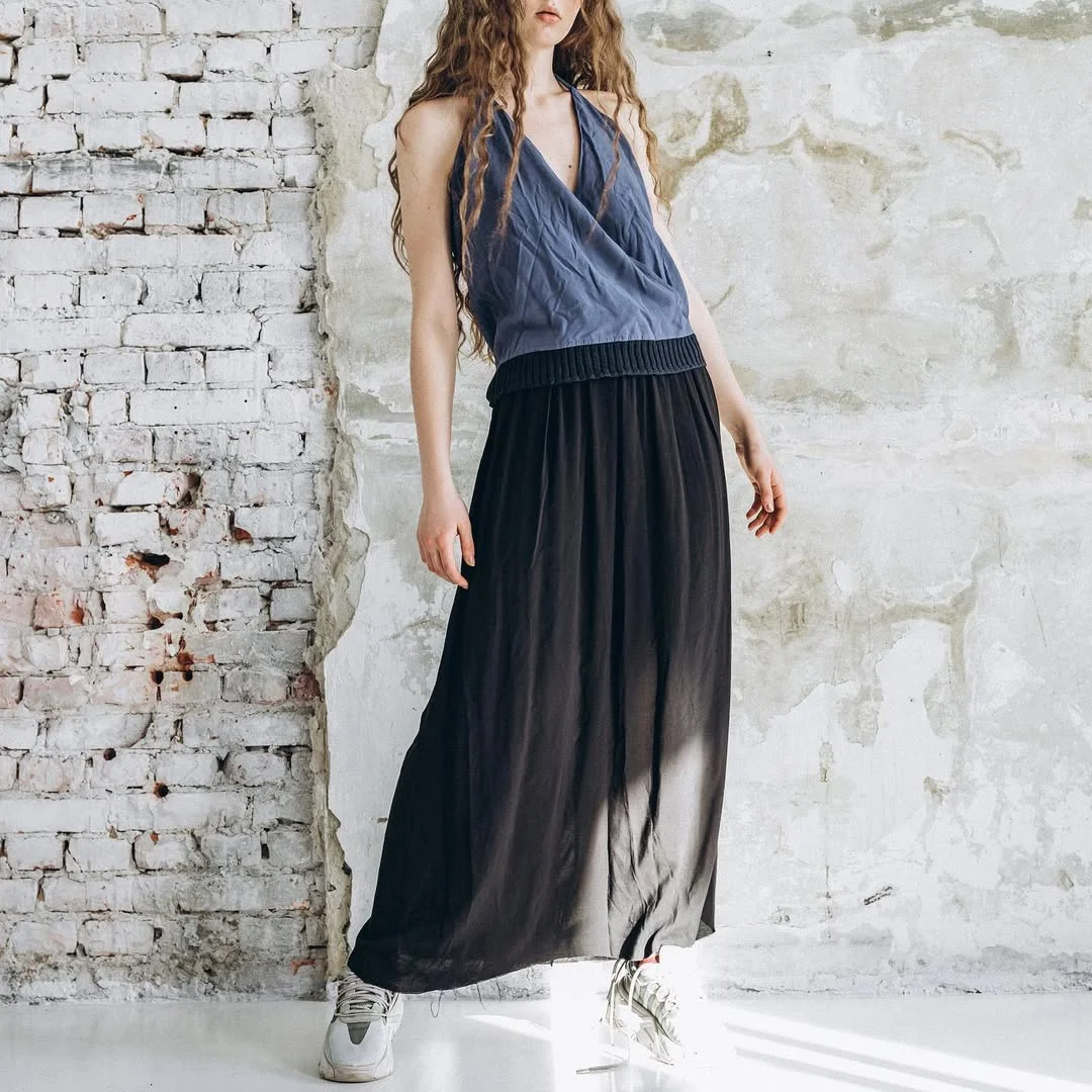 fall skirt and sneakers outfits 2026 Flowy Maxi Skirt with Relaxed Contemporary Style