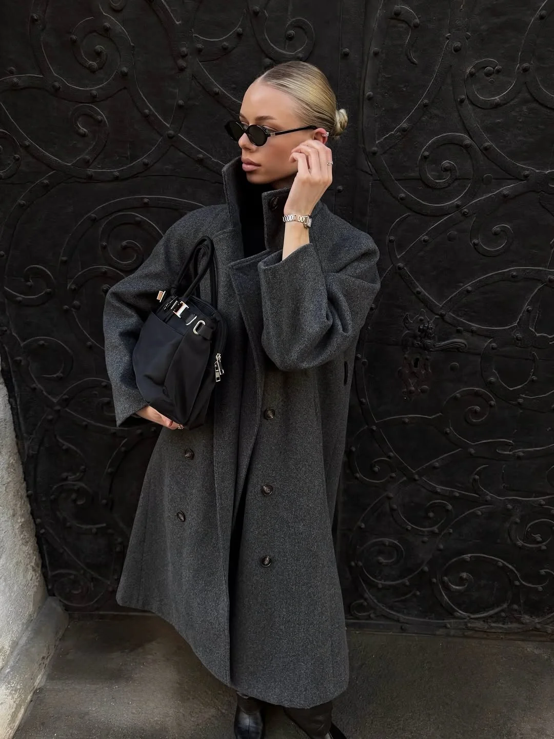 fall travel outfits 2026 Dark Minimalist Coat For Sophisticated European Travel