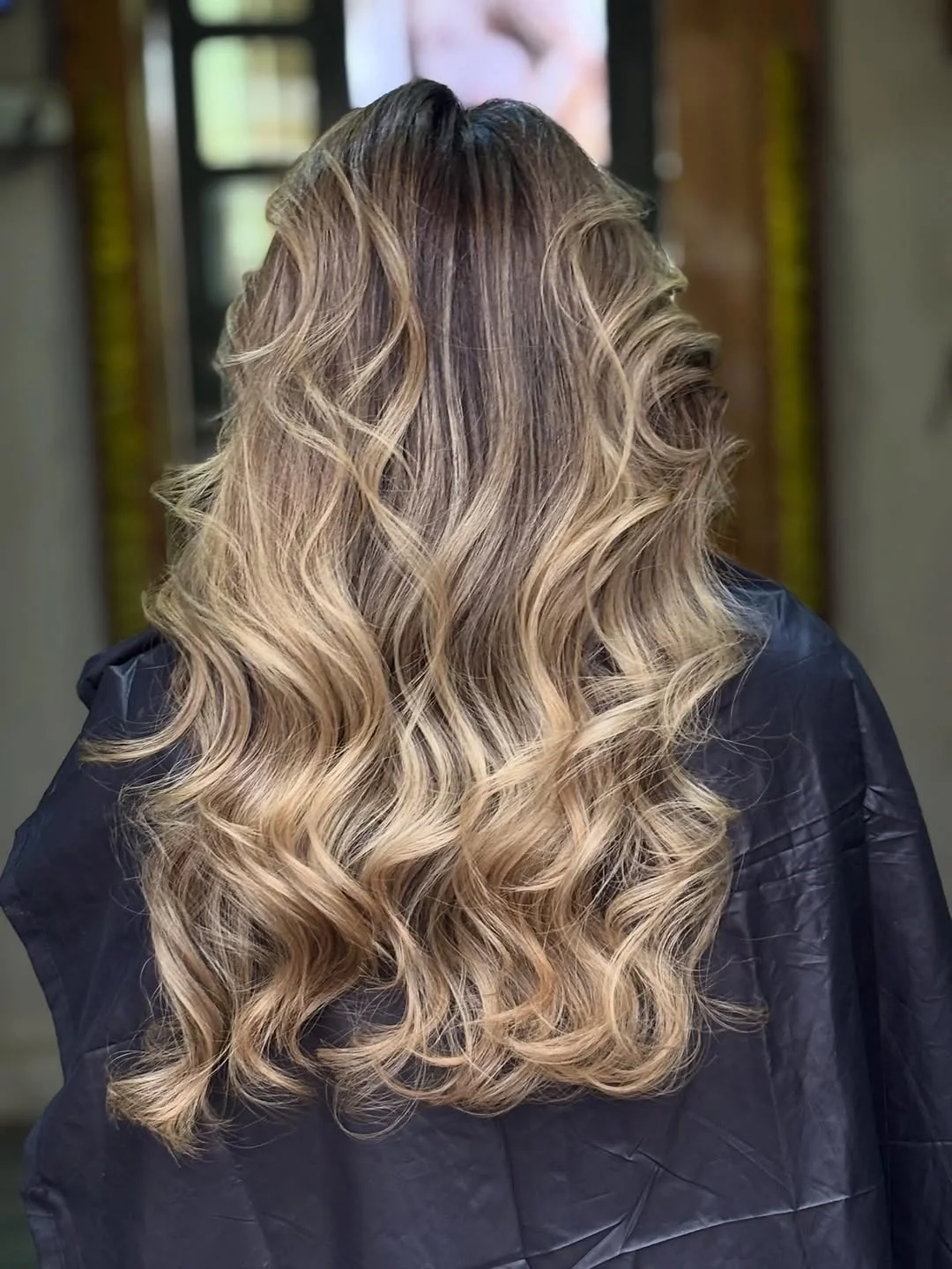 fall blonde hair colour 2026 Honey Blonde Waves With Dark Root Contrast