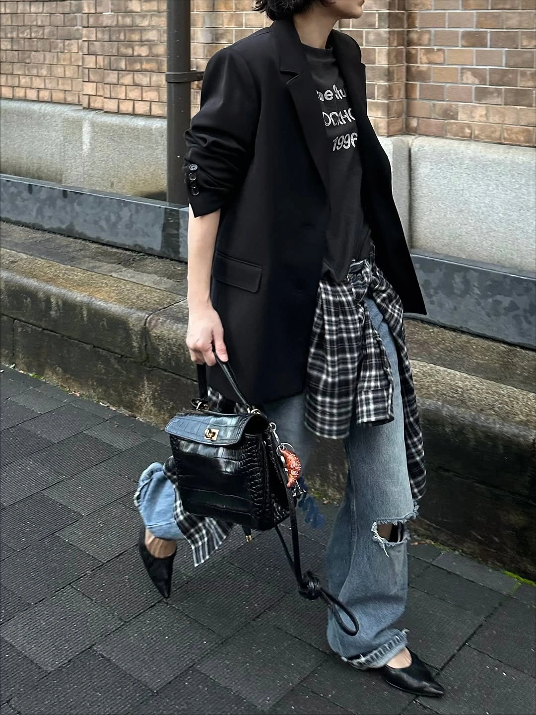 fall flannel shirt outfit women 2026 Black And White Plaid Styled For Streetwear
