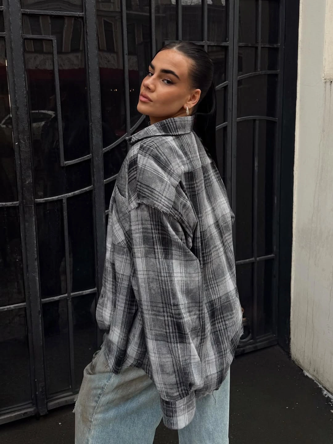 fall flannel shirt outfit women 2026 Monochrome Plaid With Effortless Downtown Energy