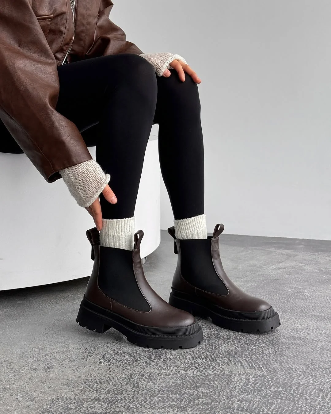 fall outfits with chelsea boots 2026 Chunky Brown Chelsea Boots with Cozy Knit Details