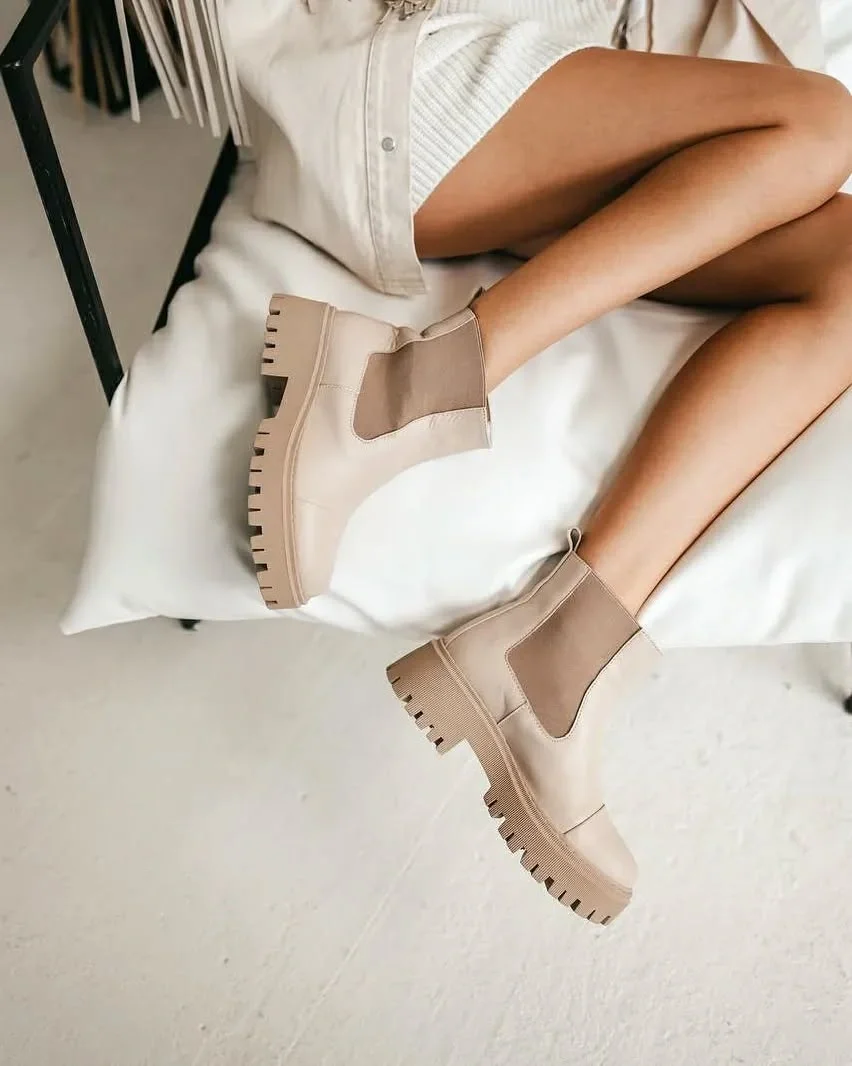fall outfits with chelsea boots 2026 Light Monochrome Outfits With Modern Lug-Sole Boots