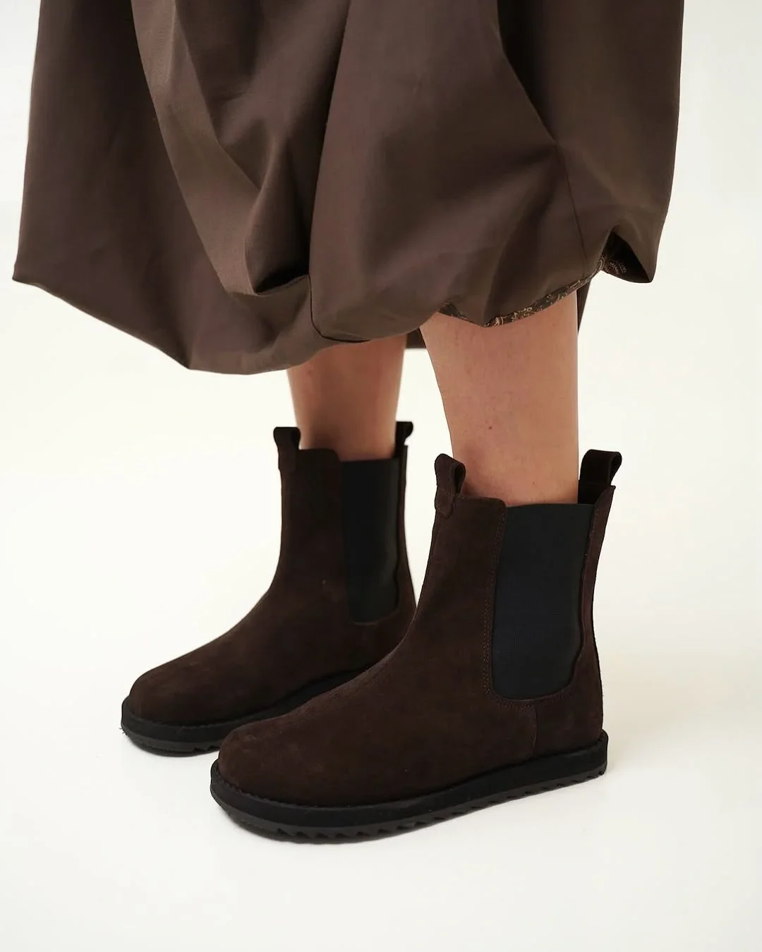 fall outfits with chelsea boots 2026 Chocolate Suede Boots For Soft Autumn Looks