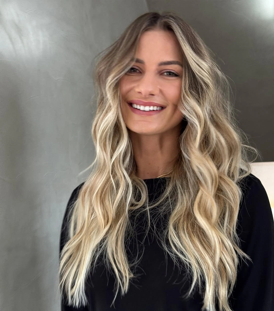 heatless curls hairstyle Relaxed Textured Waves With Bright Face Framing Highlights