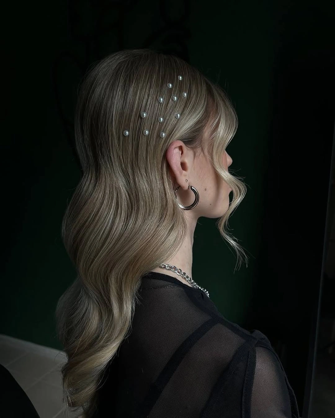september hairstyles ideas 2026 Soft Pearl Waves With Romantic September Charm