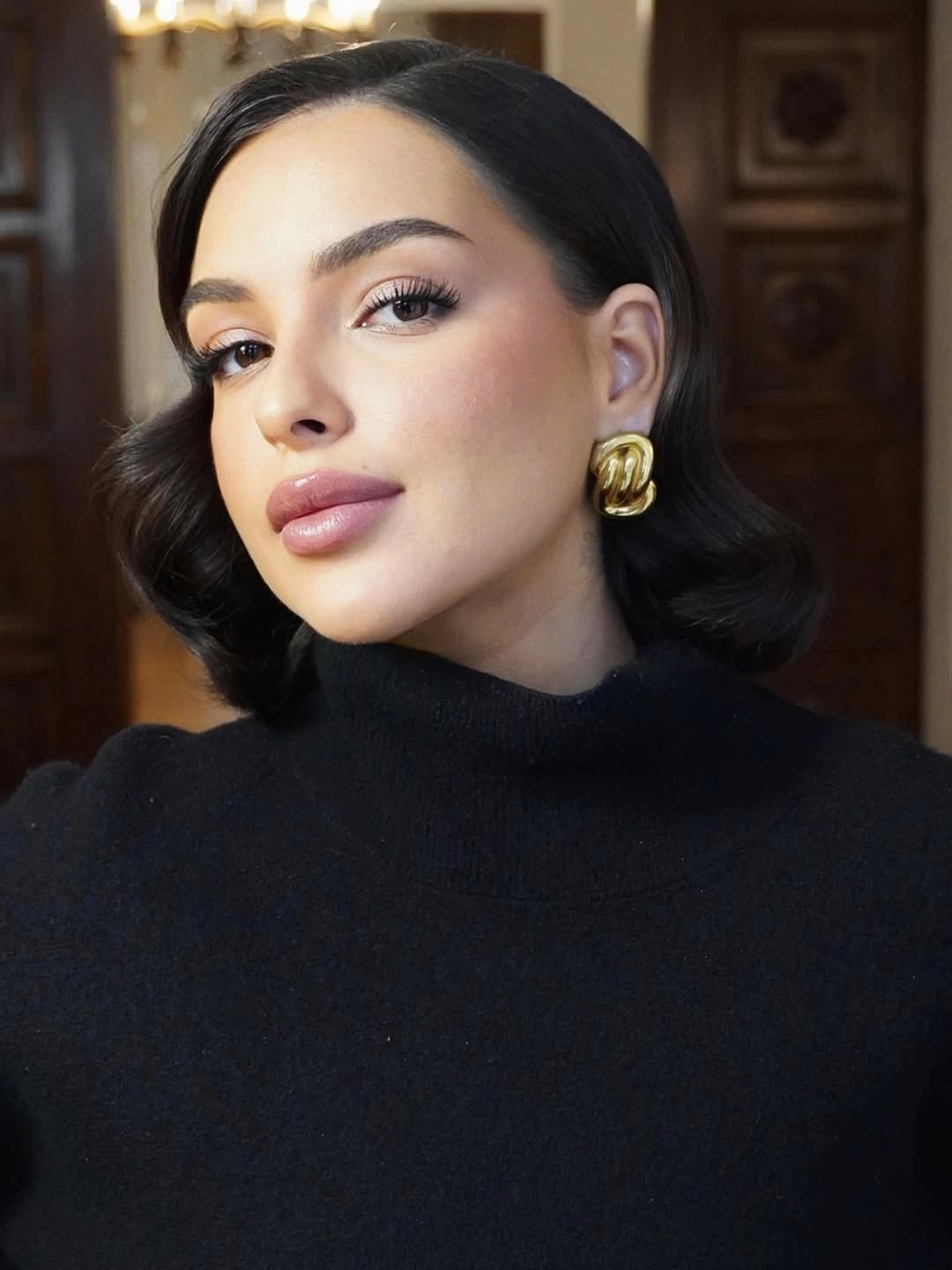short bobbed hairstyle Elegant Glossy Bob With Vintage Finish