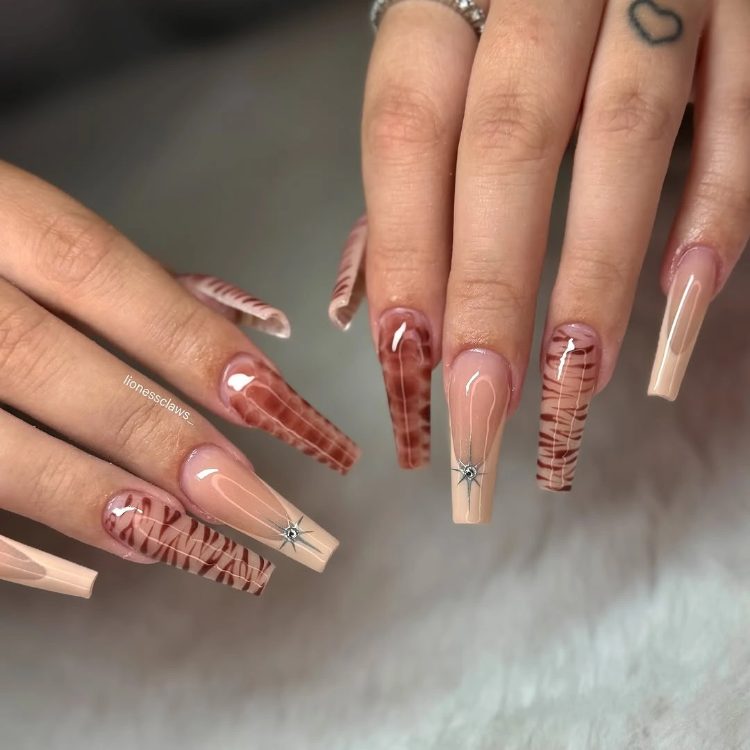 fall long nails 2026 Long Tortoiseshell Nails With Retro Lines