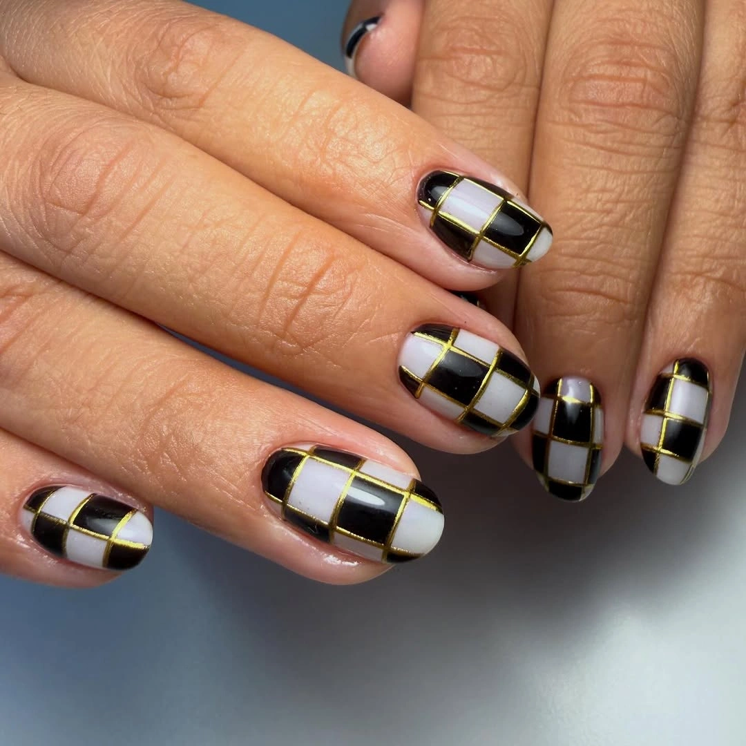 fall nails for medium skin tone Black White And Gold Plaid Nails