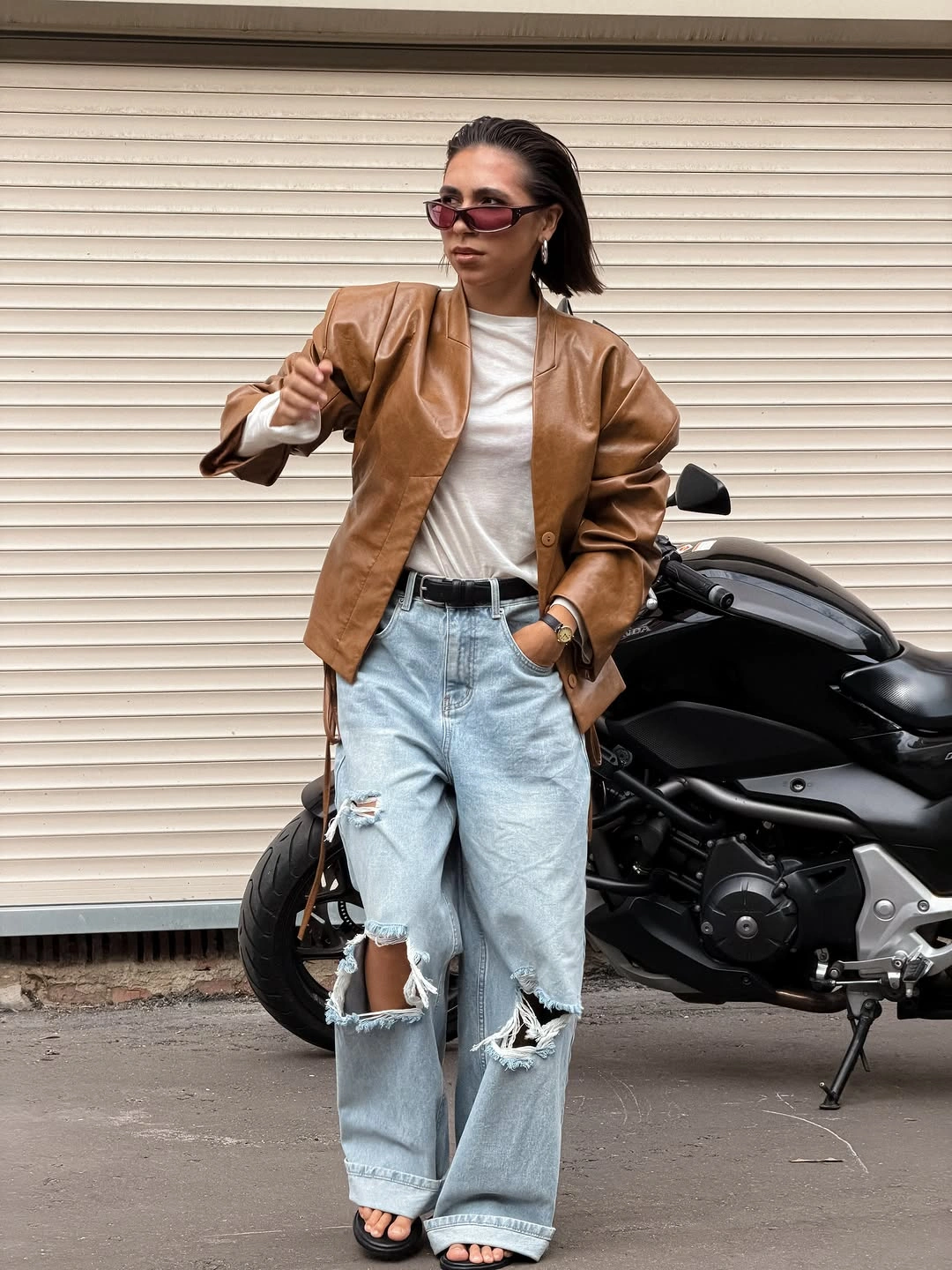october outfits ideas 2026 Caramel Leather and Relaxed Denim