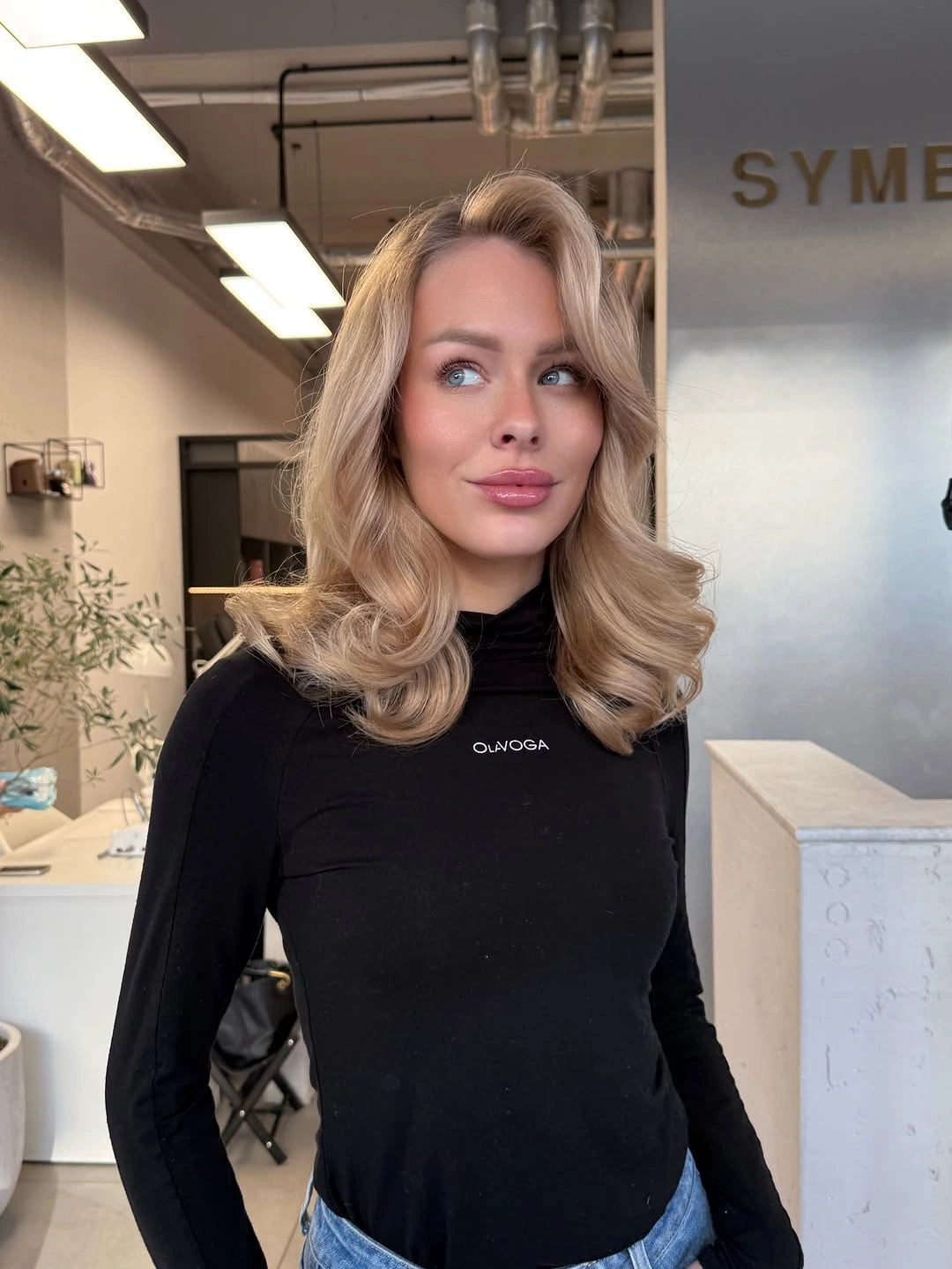 september hair colour trends 2026 Soft Beige Blonde With Classic Volume
