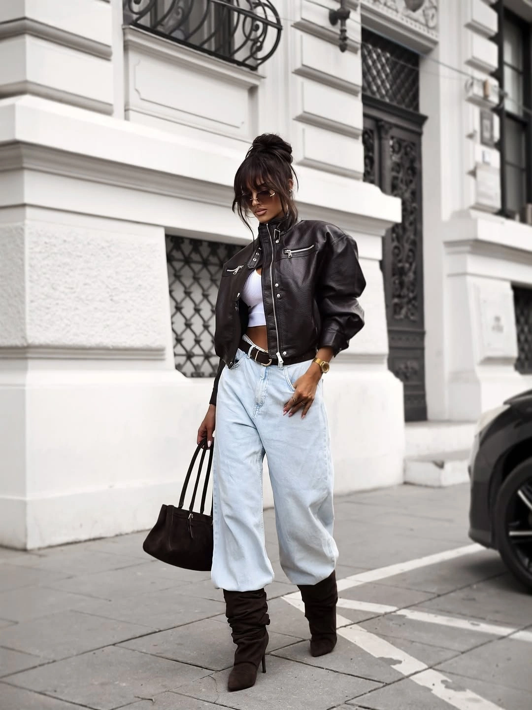 september outfit ideas 2026 - black leather jacket and relaxed jeans