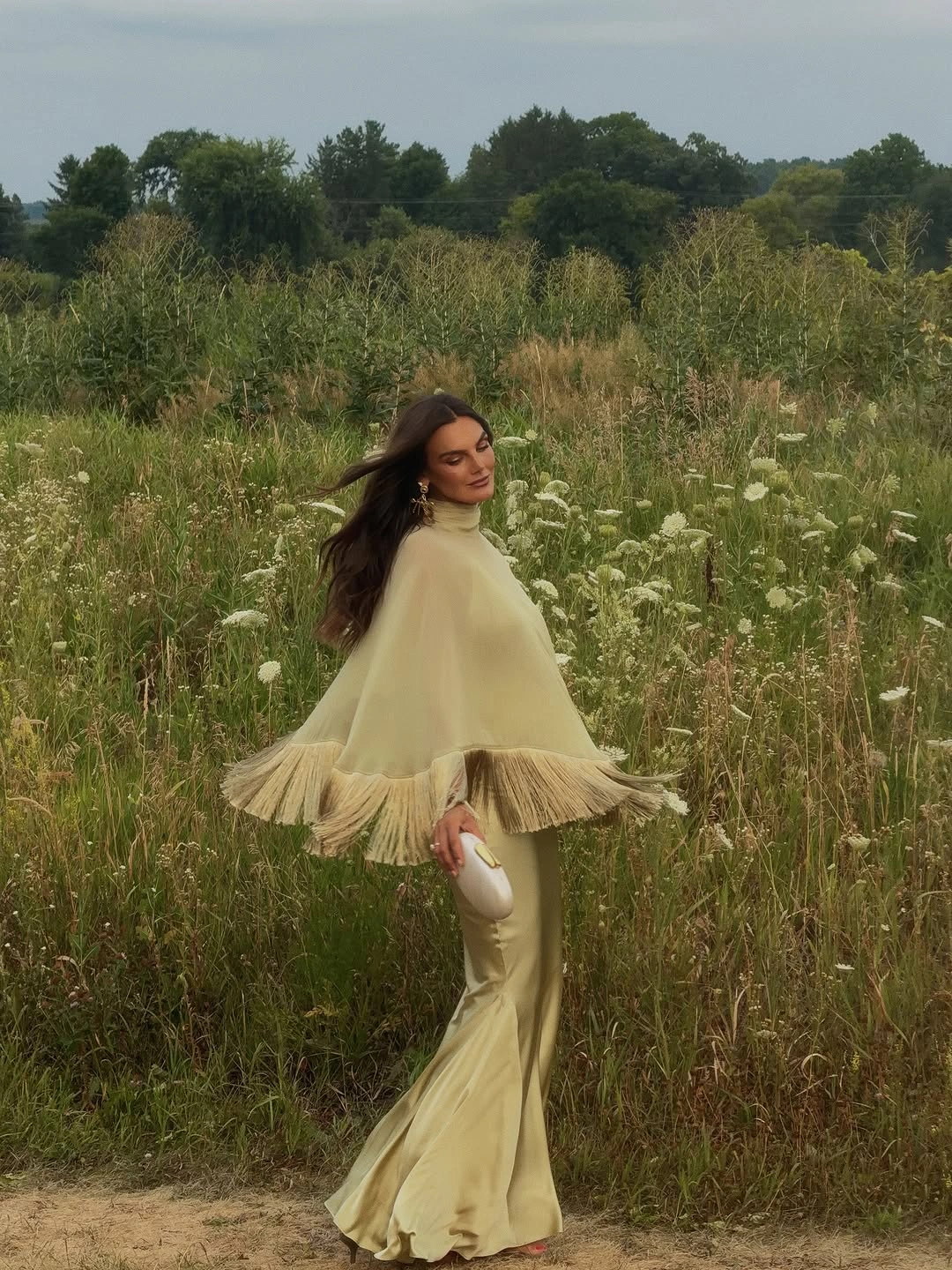 september outfit ideas 2026 - cream fringe poncho and flared trousers