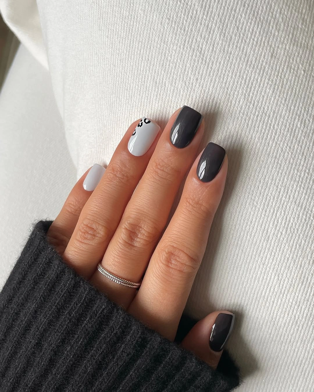 simple fall short nails black and white square manicure