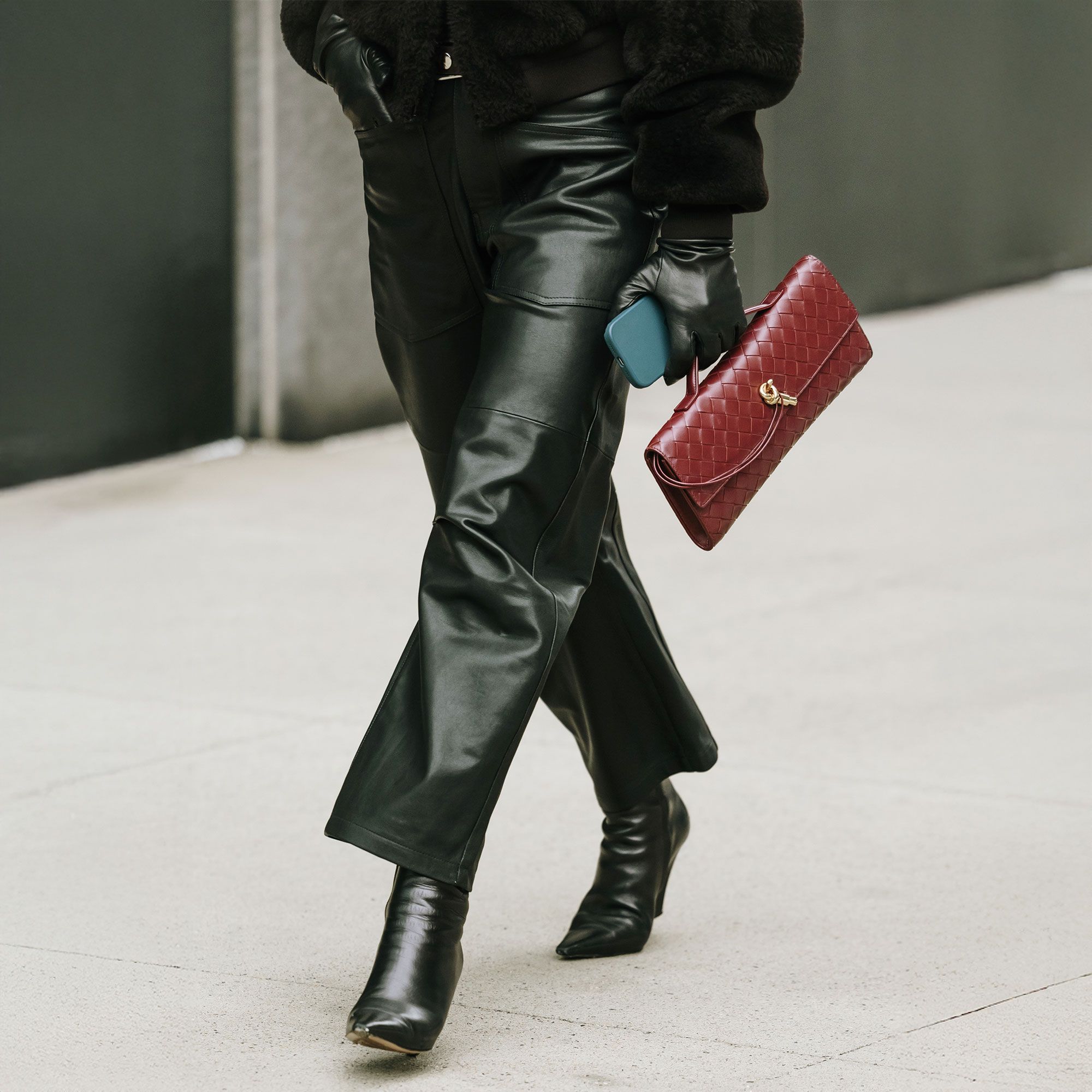 Street Style Black Leather Pants with Bomber Jacket and Burgundy Clutch Street Style Black Leather Pants with Bomber Jacket and Burgundy Clutch — Leather Pants Outfits