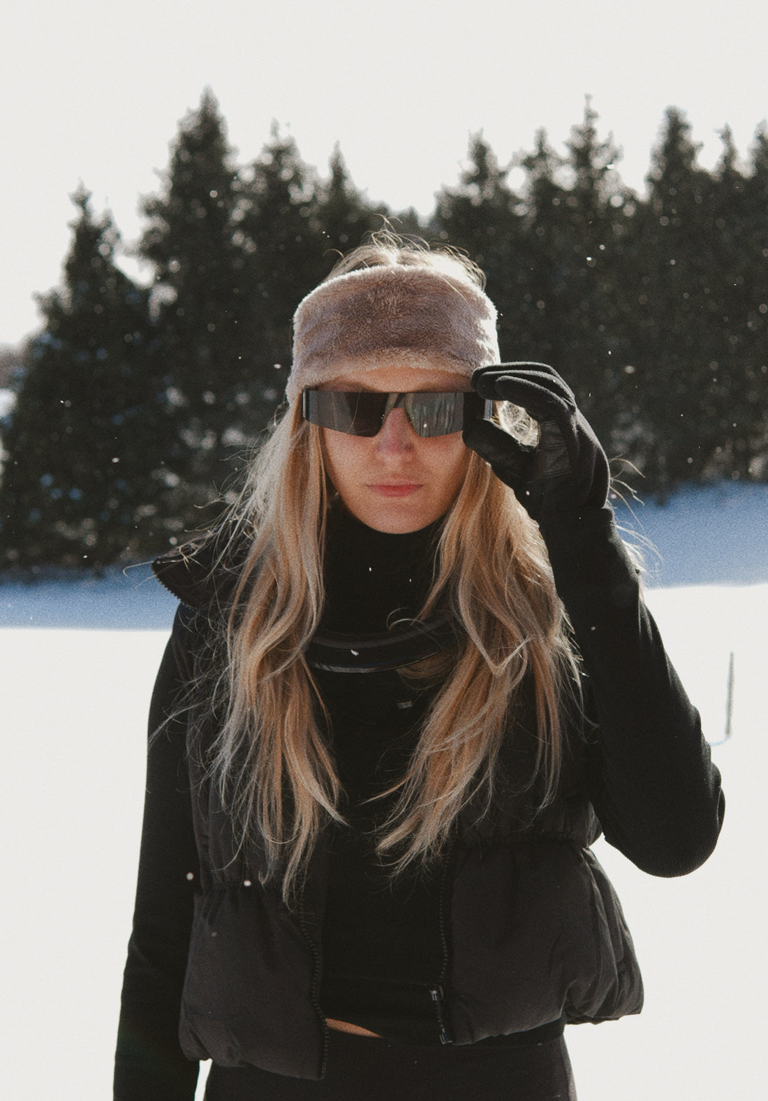 Casual 'Apres Ski' Graphic Sweatshirt with White Jeans — Apres Ski Outfits