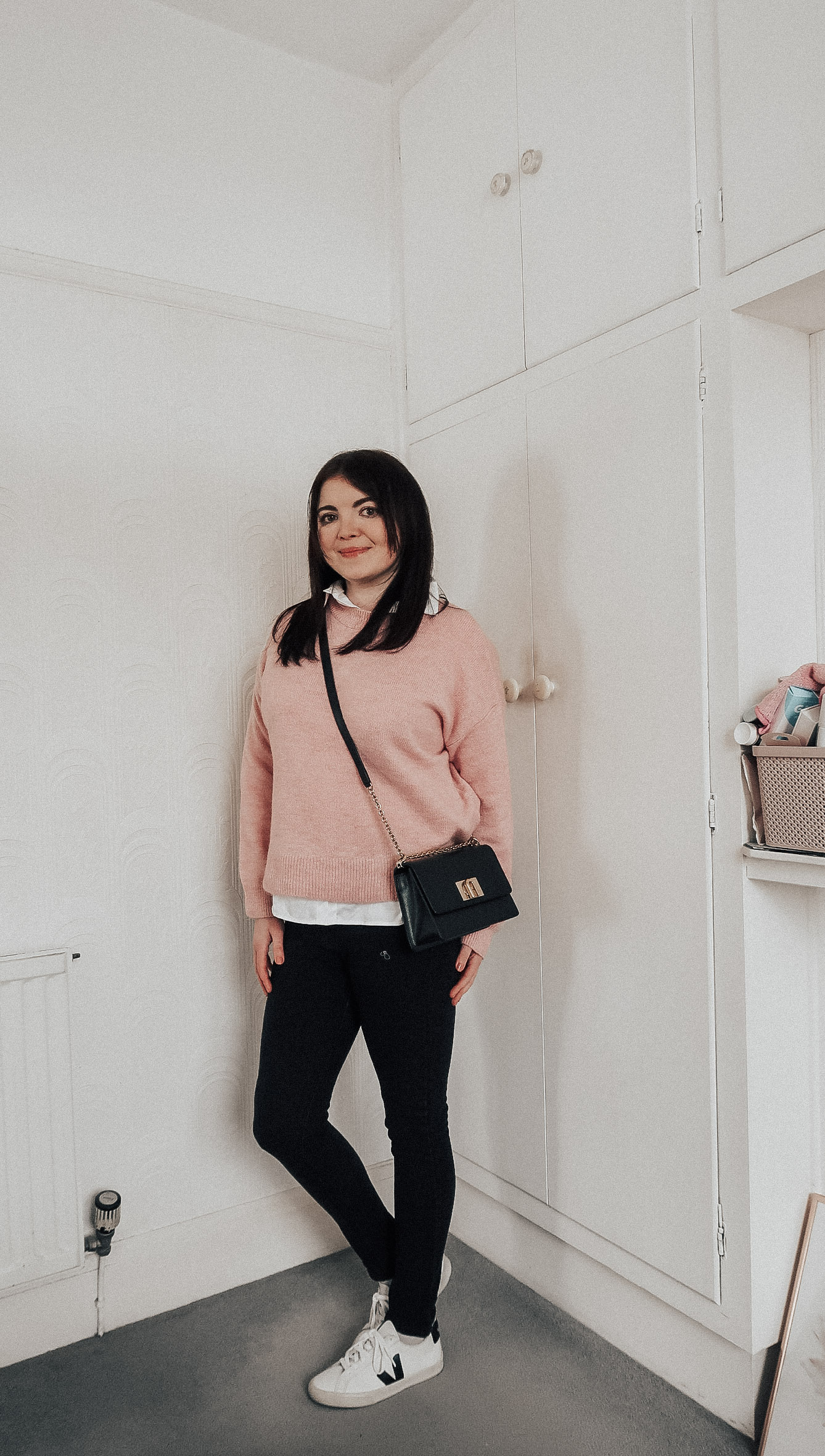 White Sneakers With Black Details Outfit Idea White Sneakers With Black Details Outfit Idea — Sweater Outfits
